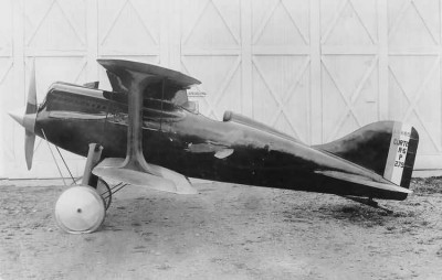 Curtiss R-6 - Druhý z armádních závodních letounů Curtiss R-6. Křídla a výškovky byly žluté, zbytek černý. Během Pulitzerova poháru v roce 1922 nesl na trupu bílé číslo 43.