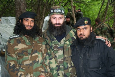 Basajev, Šamiľ Salmanovič - Na fotografii v strede Šamiľ Basajev, vľavo poľný veliteľ Abu al-Walid. 