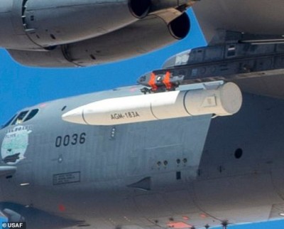 USA - AGM-183A ARRW (hypersonická střela)  - Podvěšená AGM-183A pod křídlem B-52. 