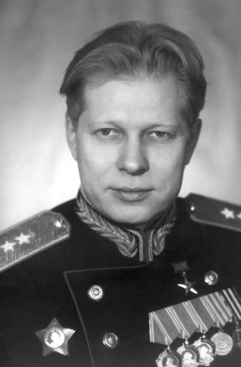 Ustinov, Dmitrij Fjodorovič - 1945