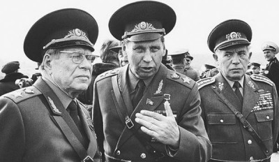 Ustinov, Dmitrij Fjodorovič - Maršál Sovětského svazu Ustinov (zcela vlevo s brýlemi) účastnící se vojenského cvičení zemí Varšavské smlouvy. Po jeho boku stojí náčelník generálního štábu Sovětské armády, maršál Sovětského svazu Nikolaj Vasilijevič Ogarkov (uprostřed) a zcela vpravo stojí ministr národní obrany ČSSR, armádní generál Martin Dzúr.