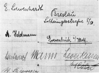 Löwenhardt, Erich - Předtím než Perry a Bartlett opustili Jastu 10, Löwenhardt (vlevo nahoře) a Alois Heldmann (pod ním) podepsali tento papír a dali ho Perrymu. Všichni piloti Jasty tento papír podepsali a napsali zde své adresy v naději, že se po válce zkontaktují [podepsaný poručík Mann (vlevo, druhý zdola) byl důstojník rozvědky]