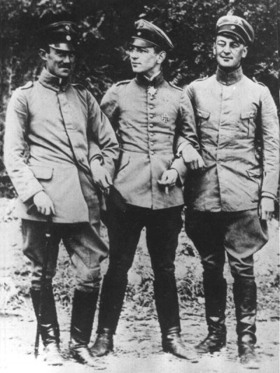 Löwenhardt, Erich - (Zleva) Bodenschatz, Löwenhardt a nadporučík Schaefer, velitel Jasty 10