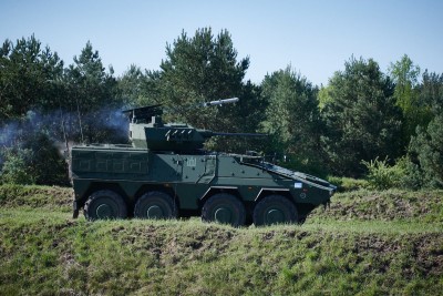 INT - Boxer (kolové víceúčelové obrněné vozidlo) - Jedno z prvých BVP Vilkas dodaných Litve v roku 2019 pri streľbe PTRS Spike-LR na cvičení v Nemecku. 