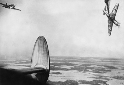 Stíhací esa 1936-1953 - sovietskymi propagandistami vyrobená fotografická koláž, o čom svedčí neprirodzený kúdol dymu zo zostreleného Messerschmittu, stúpajúci nelogicky do hora 