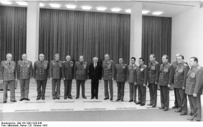 Ustinov, Dmitrij Fjodorovič - Uprostřed jsou D.F.Ustinov, E. Honecker, ministr obrany NDR H. Hoffmann a vysocí důstojníci ozbrojených sil SSSR, PLR, MLR, ČSSR a NDR. Berlín, 1983.