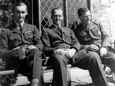 Peel, John Ralph Alexander - F/L Roy G Dutton, S/L John RA Peel a P/O Antoni Ostowicz (zleva doprava) z 145. perutě RAF. Základna RAF Westhampnett v roce 1940.