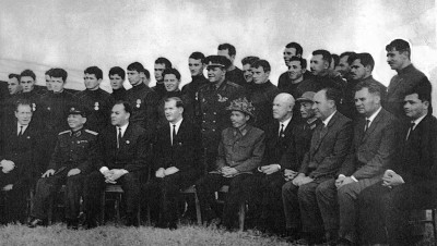 Ustinov, Dmitrij Fjodorovič - Ustinov (zcela vlevo) po předání vojenských vyznamenání účastníkům vietnamské války. Hanoj, leden 1966.