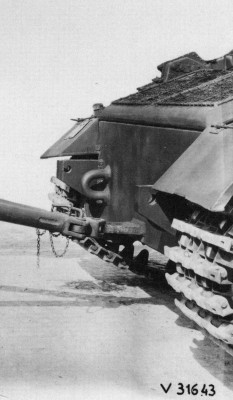 Panzerbefehlswagen VI (P) - Ťažné oko namontované v Kummersdorfe. Neskôr bolo vymenené za silnejšie.