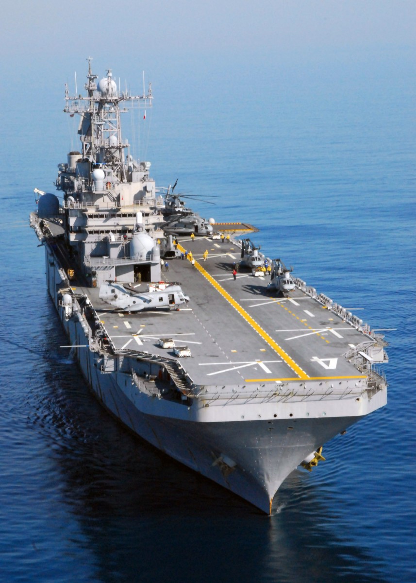LHS - USS Nassau (LHA-4) - fotografie od Mass Communication Specialist Seaman Ryan Steinhour (US NAVY) ID 071119-N-3165S-029